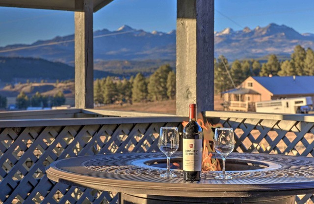 ‘Western Skies’ Home w/ Hot Tub & Mtn Views!