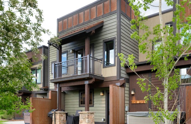 Western Style Winter, Town Center Home! Hot Tub! 15 Min Drive to Resort!