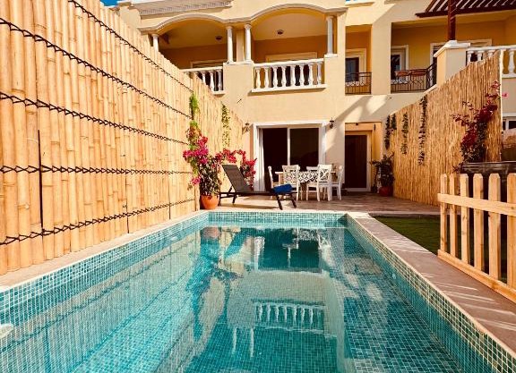 Western Townhouse with swimming pool