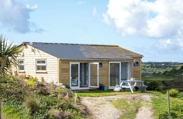 Chalet mit zwei Schlafzimmern. Fünf Minuten zu Fuß zum Strand