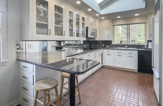 Westport Gem - walk to shops, dining, town center, pet-friendly