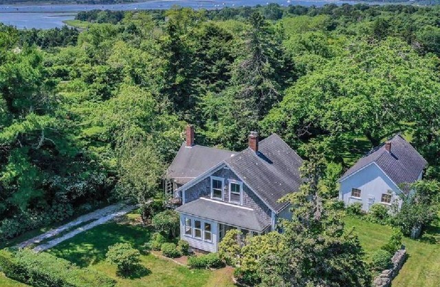 Bauernhaus in Westport Point auf 1/2 Hektar, einfachen Zugang zu Strand und Dorf!