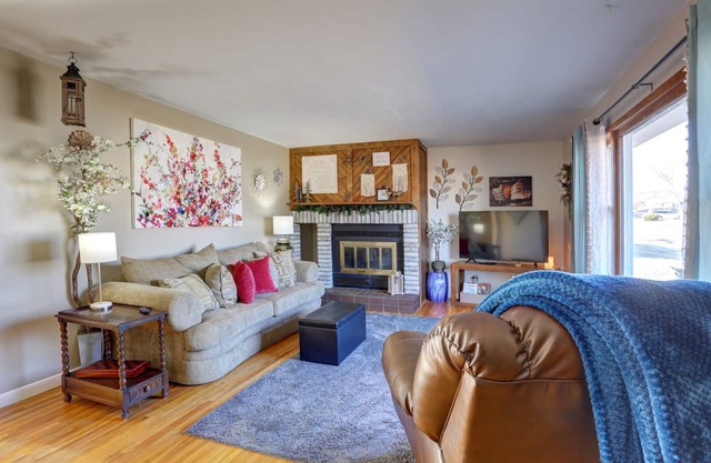 Westside Charm w/ enclosed yard, hot tub, quiet locale, rec room, elliptical