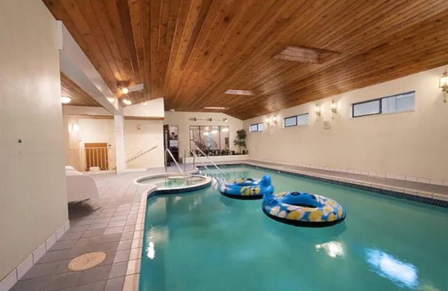 Westside Pool Home-8 min to Downtown, Yard Parking