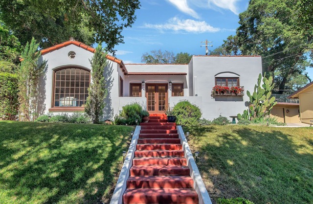 WESTSIDE SPANISH BUNGALOW -HOT TUB & Walk to Downtown Square!