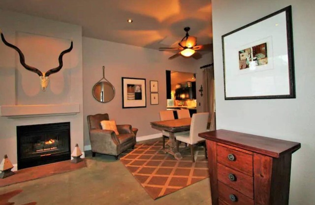 Westside Wine Country Chic Shack~ Sleeps 6 comfortably, close to wineries~