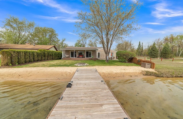 Wet Feet Retreat: Your Perfect Summer Escape – Book Now for Lakeside Bliss!