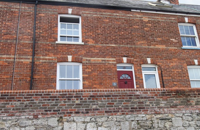 WEYBURY COTTAGE, pet friendly, with a garden in Brewers Quay Harbour