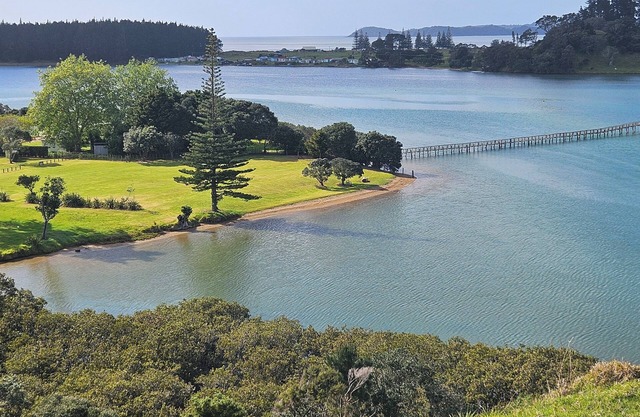 Whananaki Estuary Retreat,private estuary access,spacious yard for boats+camping