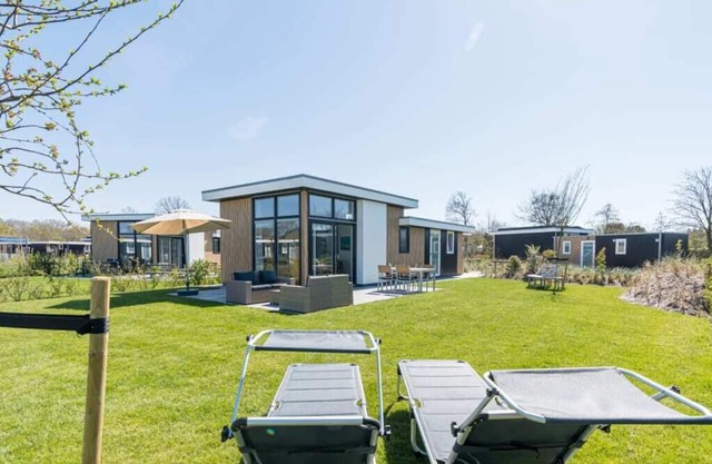 Was für ein großer Garten! Dieses Chalet im „Strandstil“ ist komplett möbliert und verfügt über ein
