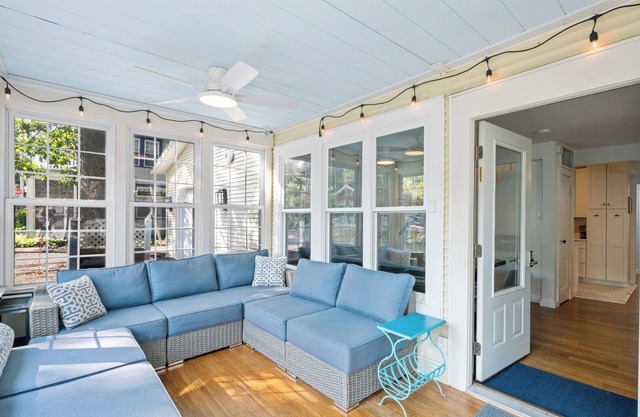 What a Lake View!! Lakeside cottage inside gates. Golf cart & linens included.