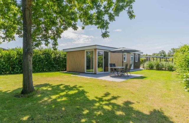 Was beim Betreten sofort ins Auge fällt, ist das gartenorientierte Wohnzimmer mit offener Küche. Die
