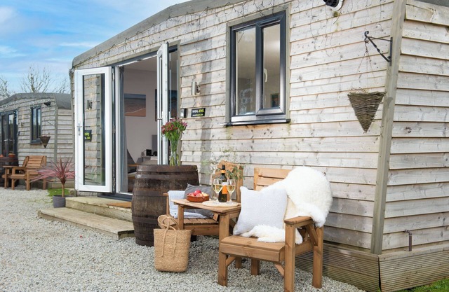 WHEAL JEWEL LODGE, pet friendly, with hot tub in Helston