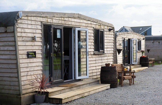 WHEAL ROSE LODGE, pet friendly, with hot tub in Helston