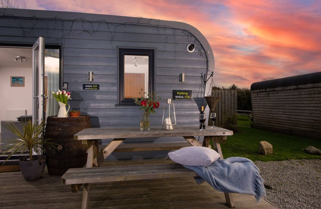 WHEAL TOR LODGE, pet friendly, with a garden in Helston