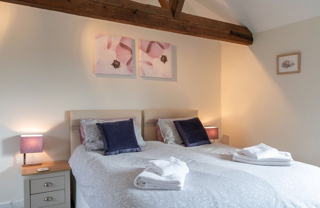 wheat cottage, Chiddingly, spacious and well equipped character accommodation