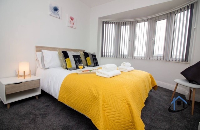 Wheateley Casa, king beds, parking, workspace, wi-fi, corporates, pets