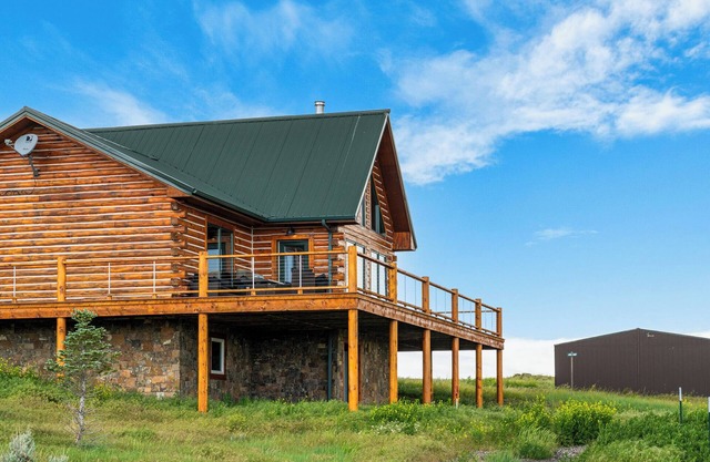 Wheatgrass Guest Cabin - Wonderful log cabin located just east of Livingston!