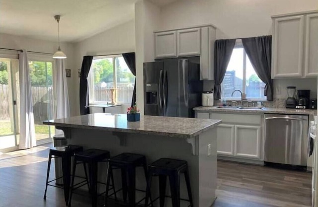 Wheatland-4 bedroom 5 beds near Hard Rock, Amphitheater, Beale