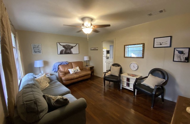 Wheeler Country Vibe Home- Fairgrounds 1.6 miles - Downtown 3.3 miles