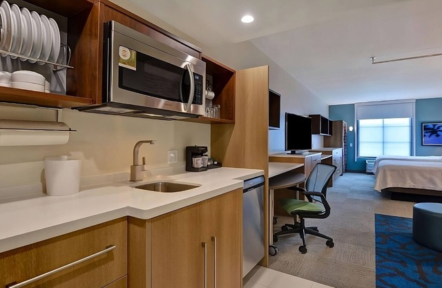 Where Comfort Meets Luxury! Swimming Pool, Kitchenette, Pets Allowed!