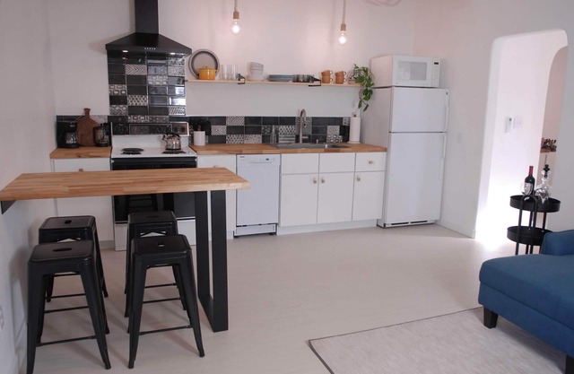 Wo östliche Ausläufer auf die Innenstadt treffen - Wunderschön gestaltete Wohnung mit einem Schlafzimmer.