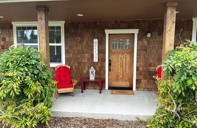 Whidbey House 3 BR 2 BA Porch & Patio: Walk to Golf & Beach Sleeps 6-7