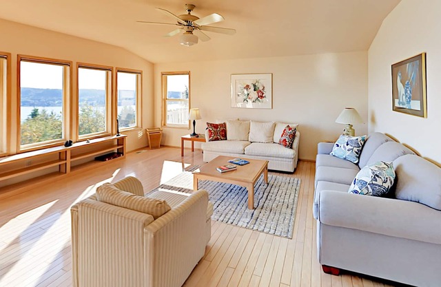 Whidbey Island Getaway w/ Incredible Views of Skagit Bay
