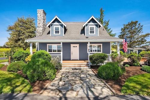 Whidbey Island Retreat - Oceanfront with Hot tub