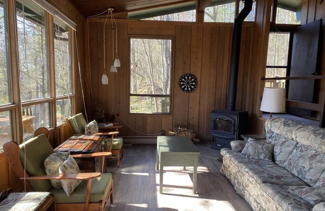 Whimsical lakefront cottage on Go Home Lake (BOAT ACCESS)