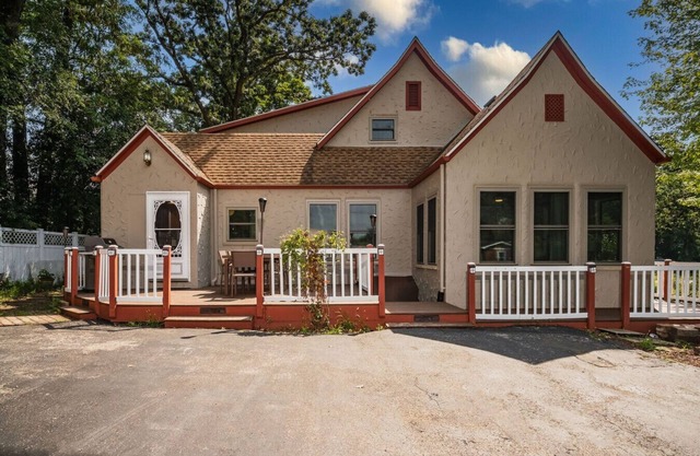 Whimsical Historic Getaway Near Golf, Skiing and Wisconsin Southern Lakes