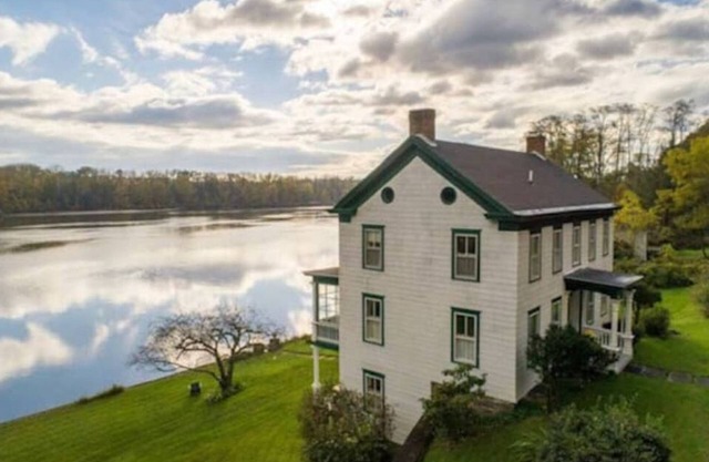 Whip's River House - 1850's Riverfront Home in Hamlet of New Baltimore
