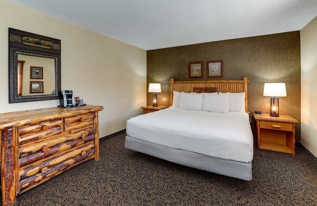 Whirlpool, Living Room with Dry Bar, Theme Suite, Stoney Creek Galena