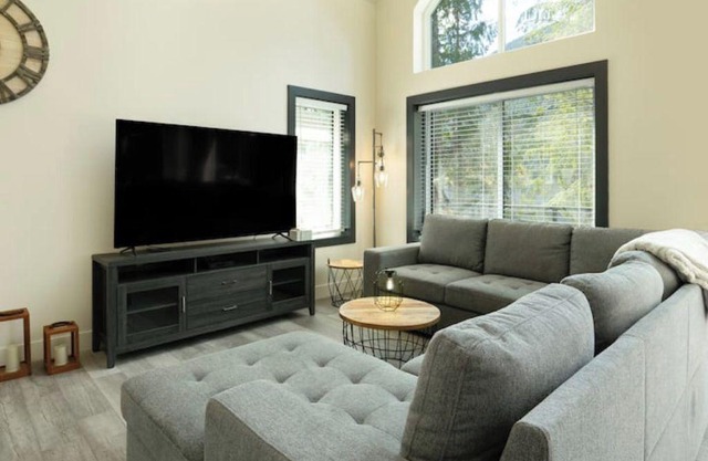Whisk-Away Retreat | Private deck and Hot Tubn1300 sq ft 3 br 2 bath kitchen