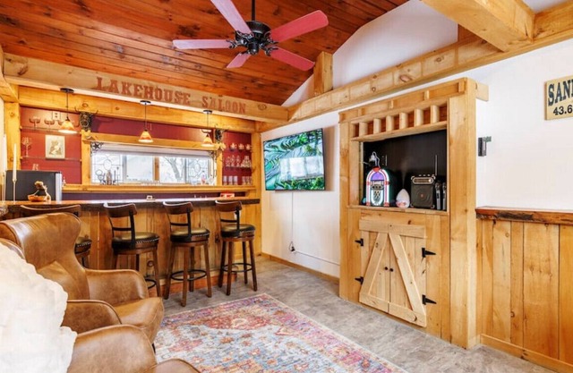 Whiskey Roc Inn · Lakefront cabin with a view!