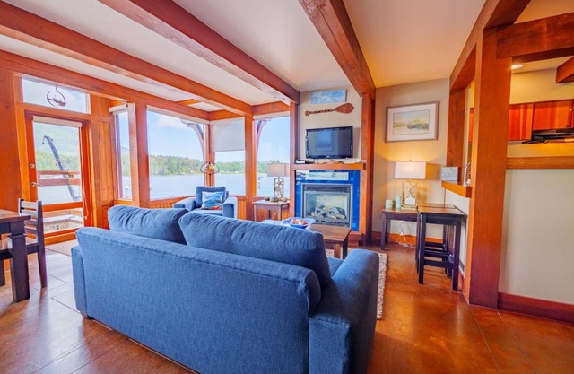 Whisky Harbour, Downtown King Bed and Inlet View