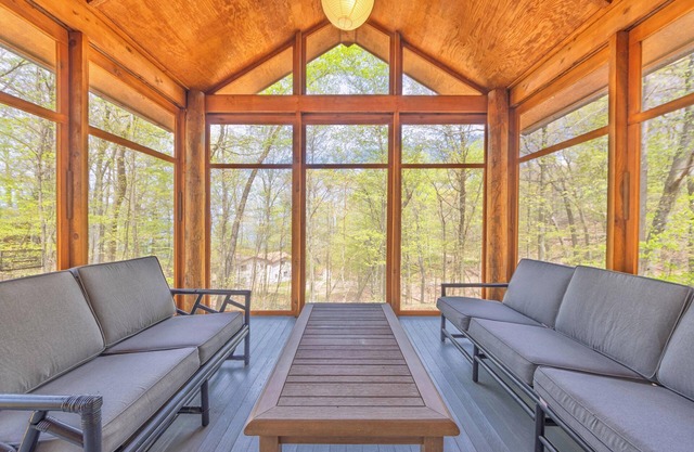 Whispering Hills- pet friendly cabin with lake access