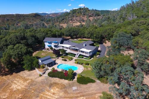 Whispering Oaks Estate