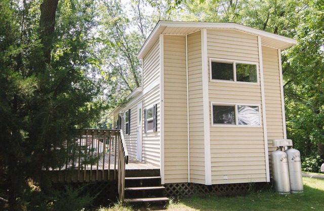 Whispering Pines. 1BR +loft, w/ queen hide-a-bed. Lake view, beach access.