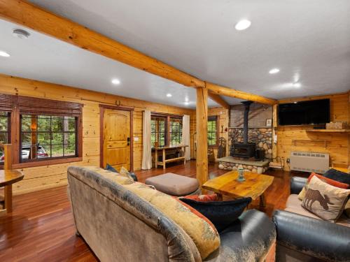 Whispering Pines - Cabin w hot tub