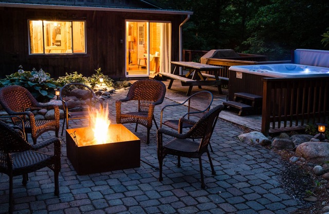 Luxuskabine mit Whirlpool, Gaskamin, kostenlosem WLAN, Feuerstelle, Master Suite