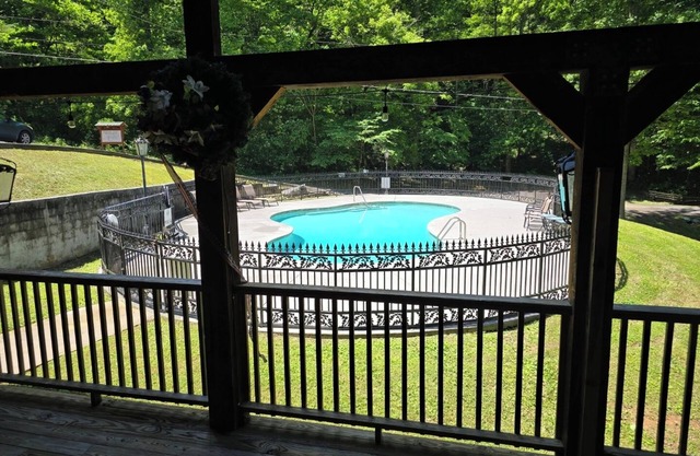 Whispering Pines - Enclosed Hot Tub/Gas Fireplace/Secluded/Sleeps 5