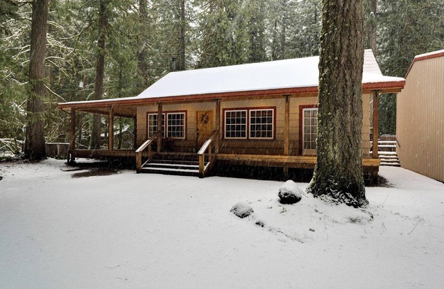 Whispering Pines - Enjoy a hot tub retreat | Near Mt. Hood | Pet-friendly