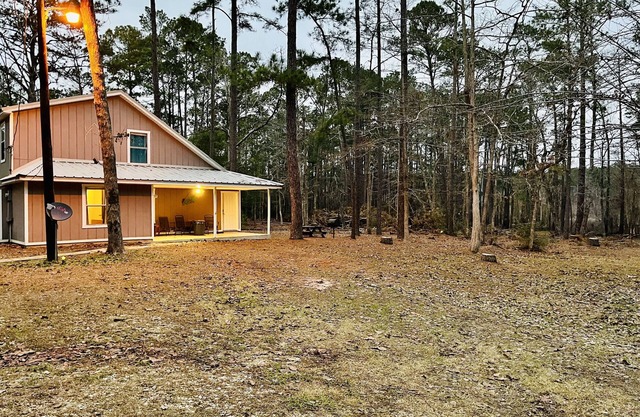 Whispering Pines befindet sich in den wunderschönen Pinienwäldern in Osttexas.