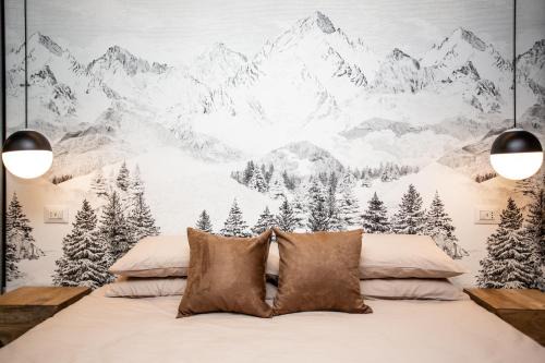 WHISPERING PINES LODGE Mountain view apartment with ski-in access