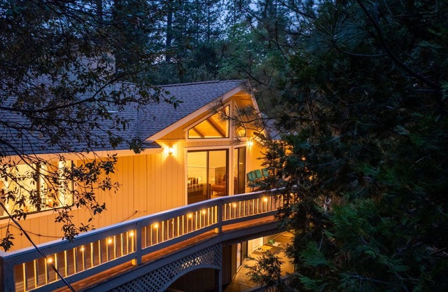 Whispering Pines Lodge, 25 mi to Yosemite,Baby Friendly, Grill, Game Room