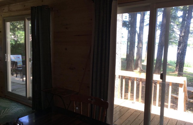 Whispering Pines - Cottage mit 2 Schlafzimmern am Wasser