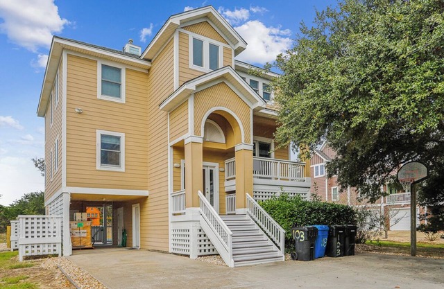 Whispering Waves - 5 BR Oceanside Home in Duck w/Private Pool, Dogs Allowed