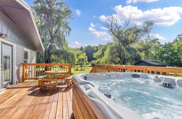 New! Willow Retreat - Hot Tub, Fire Pit & Telescope