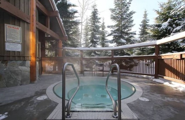 Whistler Village 2BR: Hot Tub,Free Parking, Near Valley Trail & Lakes!
